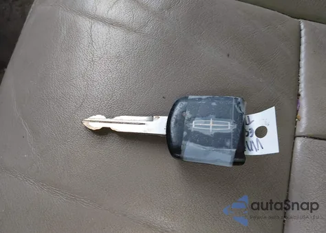 2003 Lincoln Town Car Signature из США, поврежденный, VIN 1LNHM82W33Y697642